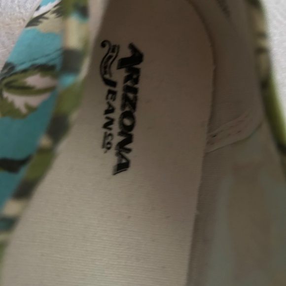 NWT Arizona Jeans Lacy Shoe Canvas Floral Sneaker Slip In Pink, Blue, Green Sz 9 - Picture 3 of 10